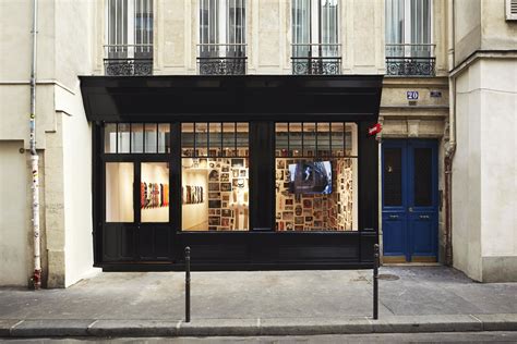 supreme paris shop.